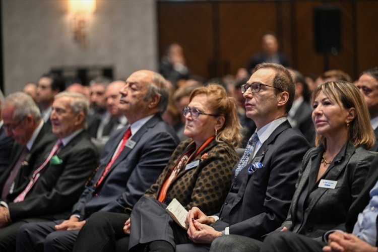 T&Uuml;SİAD Onursal Başkanı &Ouml;zilhan: M&uuml;lteci sayısı 2023 yılında 30 milyona ulaştı
