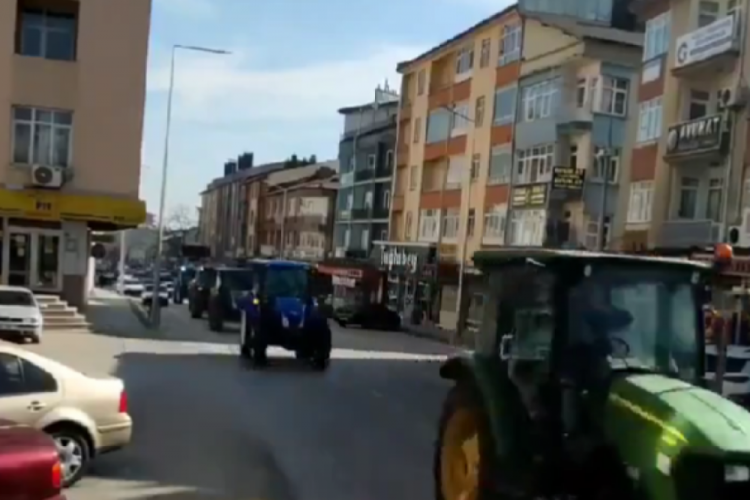 Konya'da &ccedil;ift&ccedil;iler  trakt&ouml;rlerle eylem yaptı!