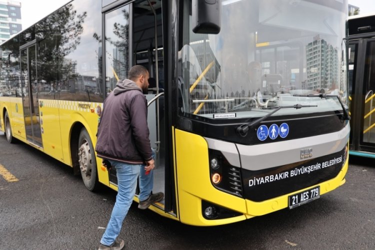 Diyarbakır'da otob&uuml;s şof&ouml;r&uuml;, rahatsızlanan &ouml;ğretmeni hastaneye b&ouml;yle yetiştirdi