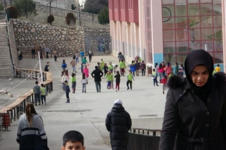 Malatya'da okulun istinat duvarı &ccedil;&ouml;kt&uuml;!