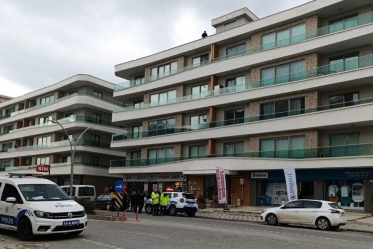Sevgilisiyle tartıştı, &ccedil;atıya &ccedil;ıktı