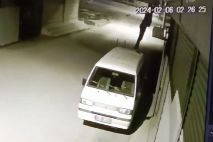 Adana'da inşaat malzemelerini &ccedil;alan ş&uuml;pheli g&uuml;venlik kamerasını alıp ka&ccedil;tı