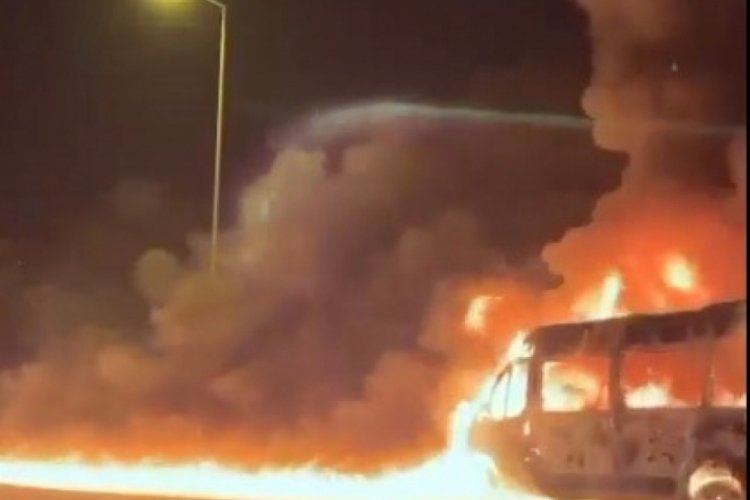 Servis minib&uuml;s&uuml; alev topuna d&ouml;nd&uuml;, o anlar kamerada