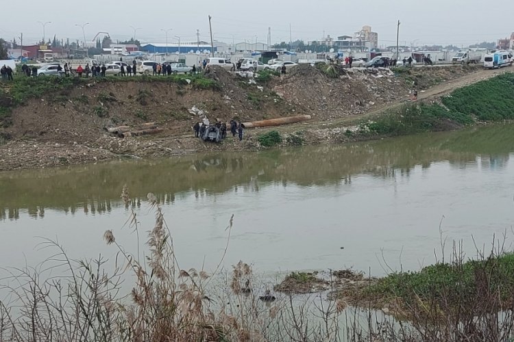 Hatay'da otomobil Asi Nehri'ne u&ccedil;tu