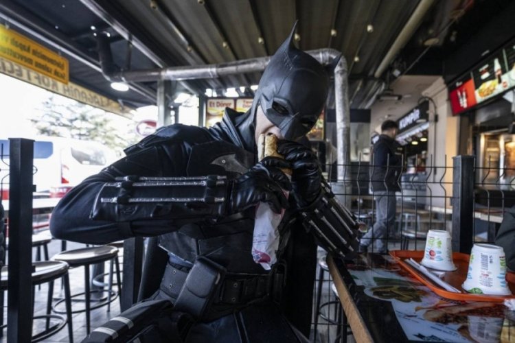 Ankaralı Batman Ali kimdir? Ankara sokaklarında Batman kıyafetiyle dolaşan Ali ne iş yapıyor?