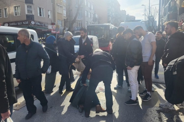 Motosikletle yaya ge&ccedil;idindeki yayalara &ccedil;arptı! 2 kişi yaralandı