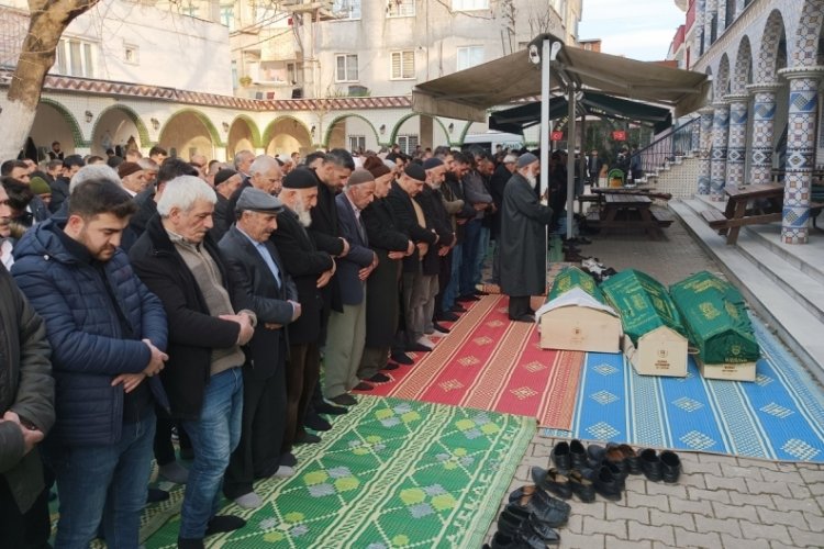 Bursa'da oğulları tarafından &ouml;ld&uuml;r&uuml;len aile toprağa verildi