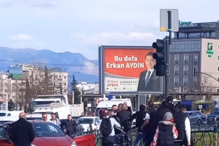 Bursa'da trafikte kavga! Birbirlerine girdiler