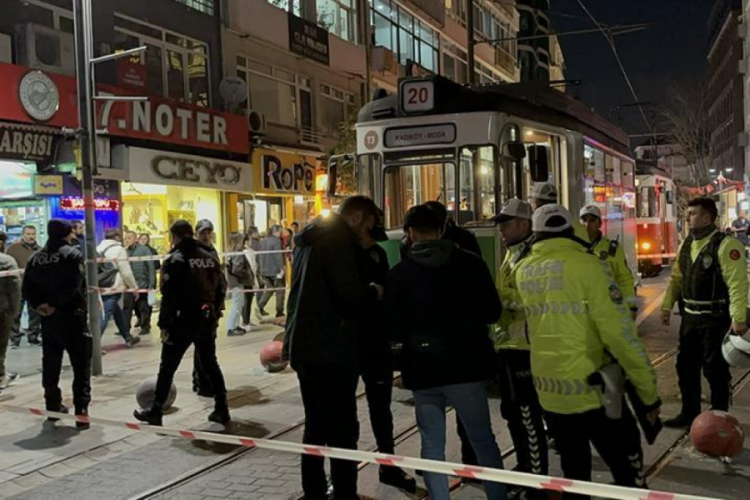 İstanbul'da 4 yaşındaki torununu kurtarırken tramvayın altında kaldı!