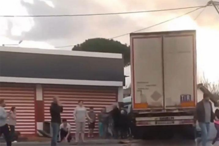 İzmir'de iş&ccedil;ilerini taşıyan minib&uuml;s ile TIR &ccedil;arpıştı: &Ouml;l&uuml; ve yaralılar var