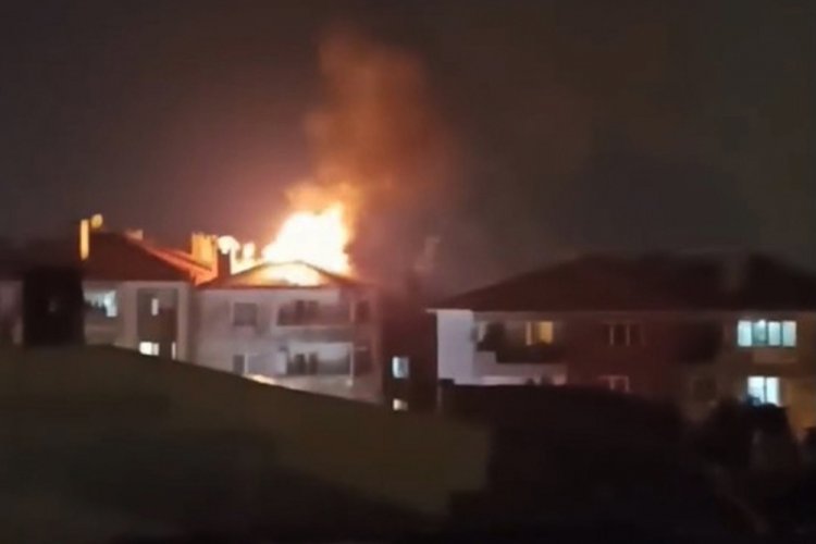 Muğla'da evin &ccedil;atısına yıldırım d&uuml;şt&uuml;, &ccedil;atı yandı