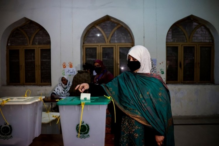 Pakistan'da se&ccedil;im g&uuml;n&uuml; 51 ter&ouml;r saldırısı d&uuml;zenlendi! 12 &ouml;l&uuml;