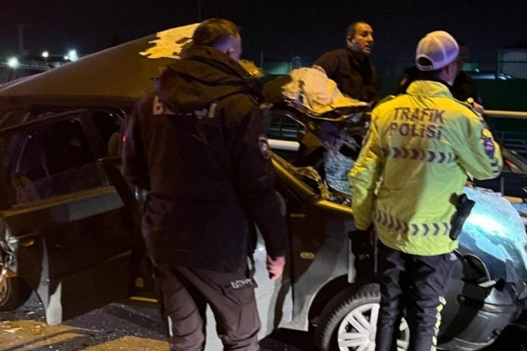 Kocaeli'de park halindeki tıra &ccedil;arpan otomobilde 2 kişi yaralandı