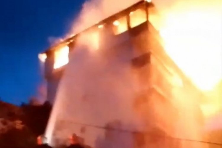 Rize'de bir binada &ccedil;ıkan &ccedil;atı yangını korkuttu
