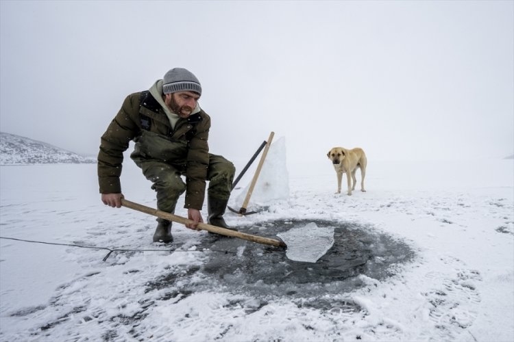 Buzla kaplı Aygır G&ouml;l&uuml;'nde 30 yıldır "Eskimo usul&uuml;" balık avlıyor
