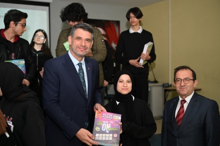 Sınava hazırlanan &ouml;ğrencilere deneme kitap&ccedil;ığı dağıtıldı