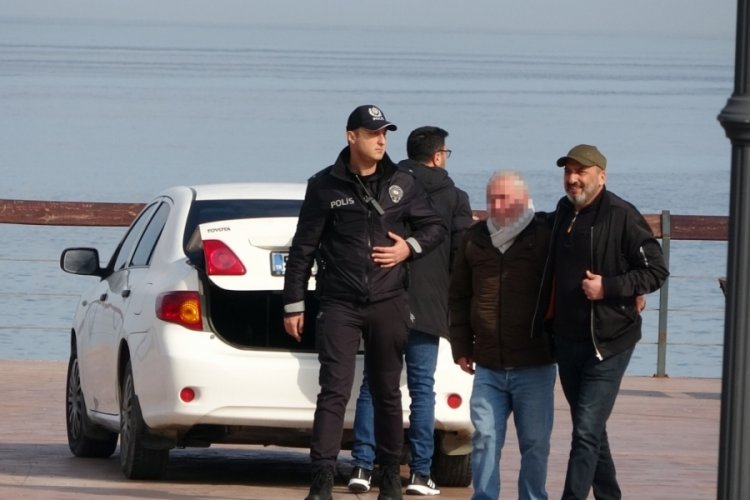Av t&uuml;feği ile ateş a&ccedil;ıp, silahı kendisine doğrultan şahsı polis ikna etti