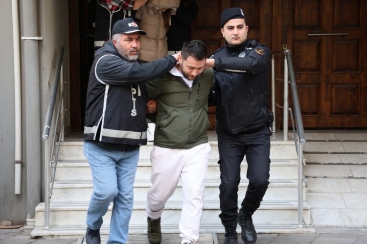 İzmir'de iş insanı ve eşinin de aralarında olduğu 32 kişi eş zamanlı adliyeye sevk edildi