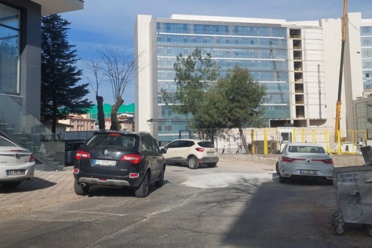 Bursa'da yol g&ouml;&ccedil;t&uuml;! Ara&ccedil;lar kaldırımdan gidiyor