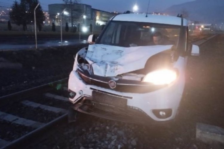 Karab&uuml;k'te faciadan d&ouml;n&uuml;ld&uuml;! Y&uuml;k treni kamyonete &ccedil;arptı