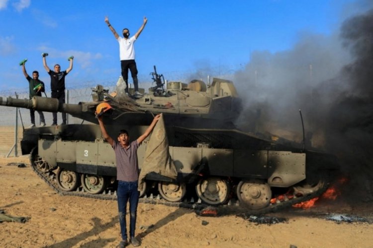 Hizbullah, İsrail-L&uuml;bnan sınırında konuşlu İsrail tankını f&uuml;zeyle vurdu