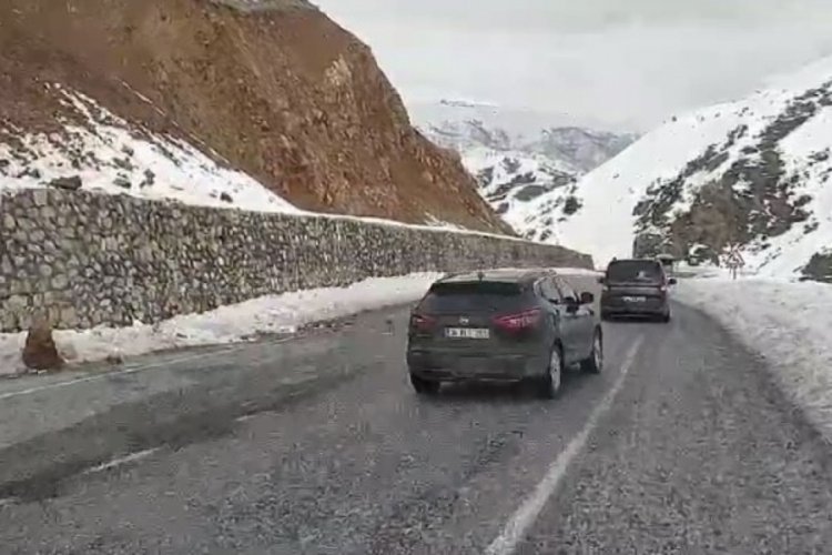 Bitlis'te yola d&uuml;şen kayalar s&uuml;r&uuml;c&uuml;lere zor anlar yaşattı