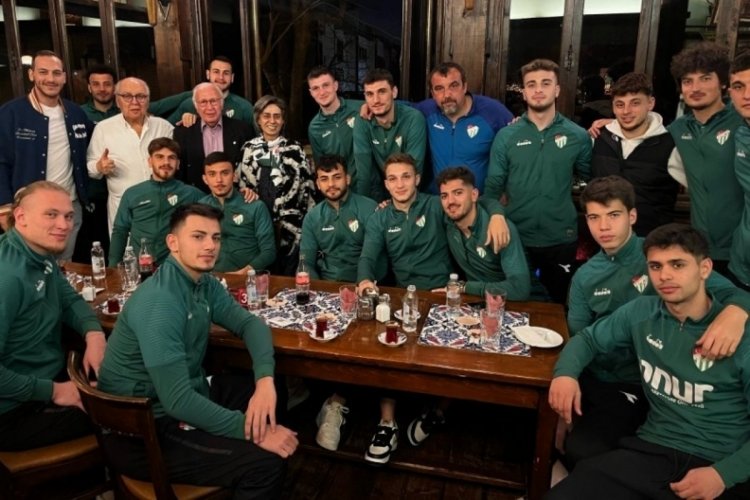 Yıldız Tilbe'den Bursasporlu futbolcularla hatıra fotoğrafı