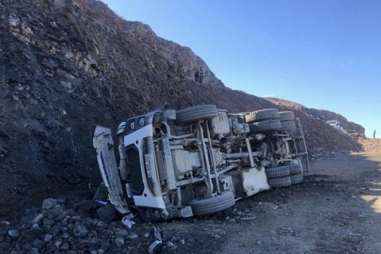 Aydın'da yakıt kamyonu u&ccedil;uruma yuvarlandı: 1 yaralı