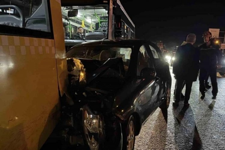 İstanbul'da kontrolden &ccedil;ıkan otomobil park halindeki otob&uuml;slere &ccedil;arptı: 2 yaralı