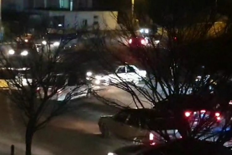 Karab&uuml;k'te asker uğurlamasında yolu kapatıp drift attılar