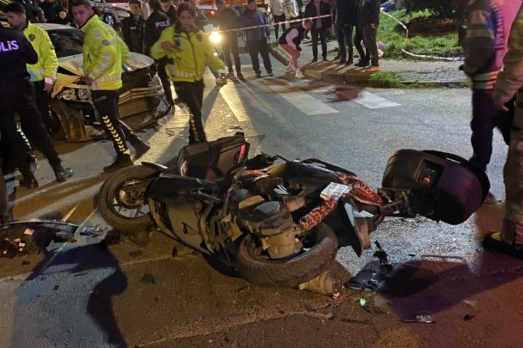 İstanbul'da kontrolden &ccedil;ıkan otomobil, park halindeki ara&ccedil;lara &ccedil;arptı