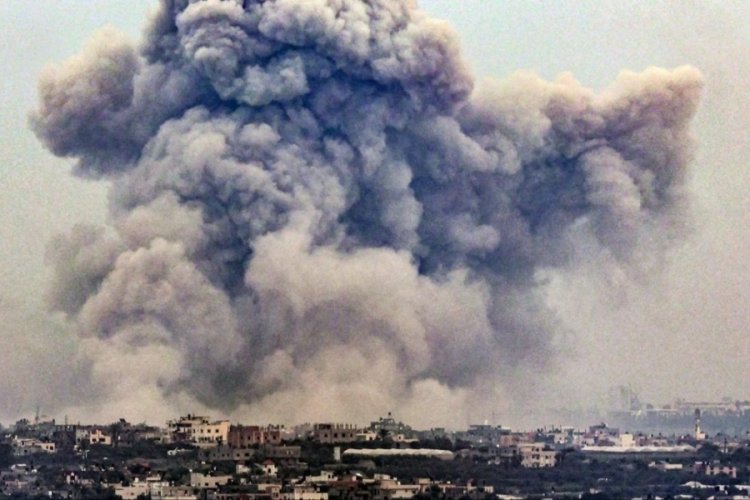 İsrail Gazze'nin batısındaki bir yerleşim alanını havaya u&ccedil;urdu