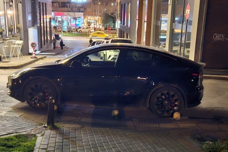Bursa'da kaldırımlara park edilen ara&ccedil;lar yayaları engelliyor