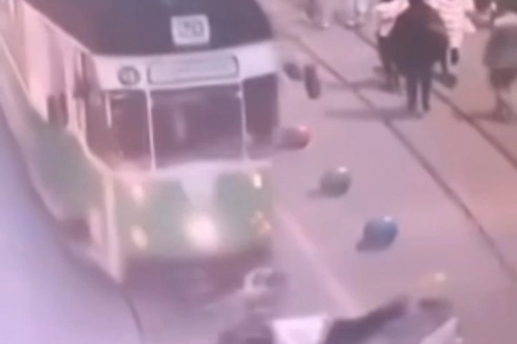 Torununu kurtarmak isterken tramvayın altında kalmıştı! Kaza anının g&ouml;r&uuml;nt&uuml;leri ortaya &ccedil;ıktı
