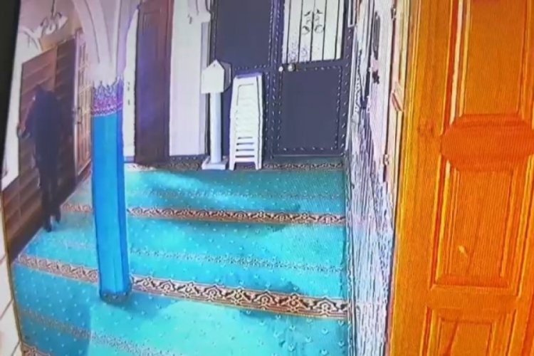 Bursa'da cemaatin ayakkabılarını denedi, kendine olanı &ccedil;aldı