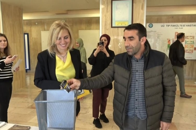 Uludağ &Uuml;niversitesi'nde dikkat &ccedil;eken d&ouml;n&uuml;ş&uuml;m! Sigarayı getir kitabı al