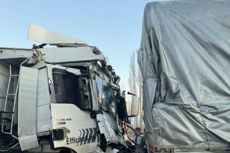 Konya'da tır, tıra arkadan &ccedil;arptı: 1 &ouml;l&uuml;