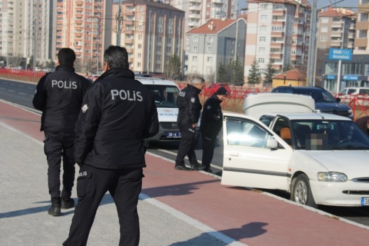 Aracın i&ccedil;inde &ouml;l&uuml; bulundu