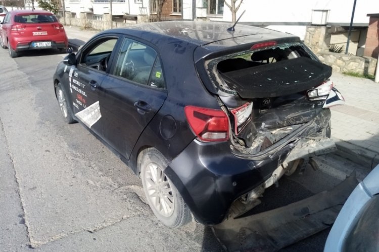 Bursa'da ehliyet sınavındaki kadının otomobiline kamyonet &ccedil;arptı!