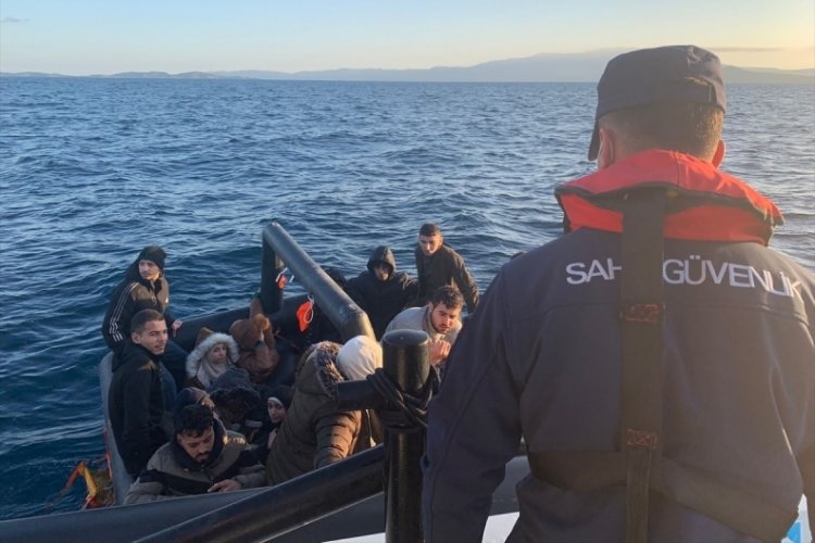 İzmir a&ccedil;ıklarında 43 d&uuml;zensiz g&ouml;&ccedil;men kurtarıldı