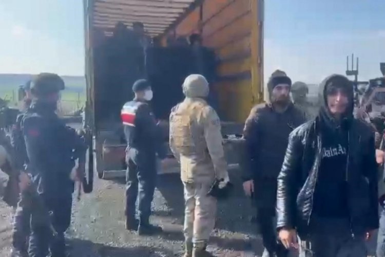 Diyarbakır'da tırda 72 ka&ccedil;ak g&ouml;&ccedil;men yakalandı