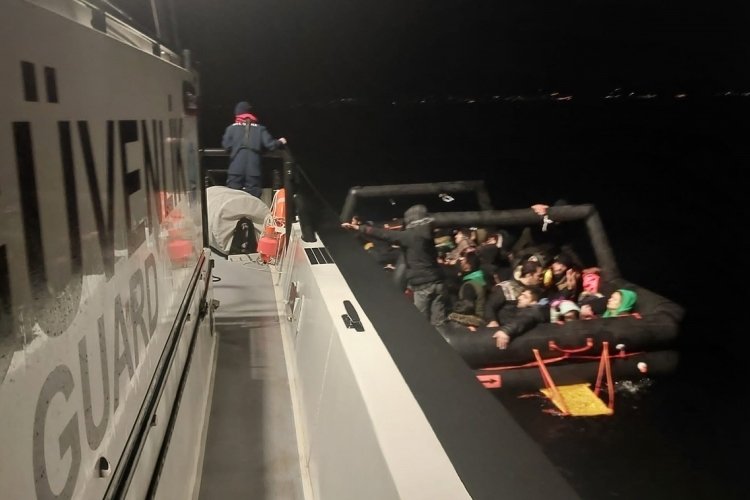 Balıkesir'de 102 d&uuml;zensiz g&ouml;&ccedil;men karaya &ccedil;ıkarıldı