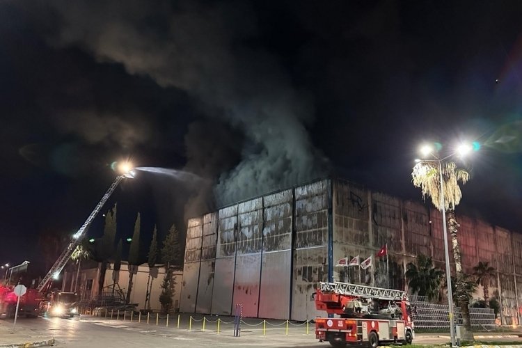 Antalya'da tersanede &ccedil;ıkan yangına m&uuml;dahale ediliyor