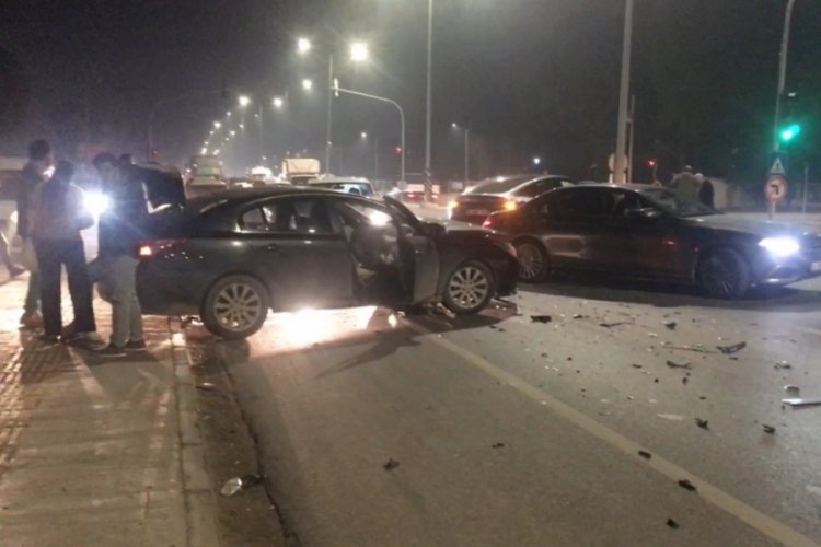 Mersin'de otomobiller &ccedil;arpıştı: 3 yaralı