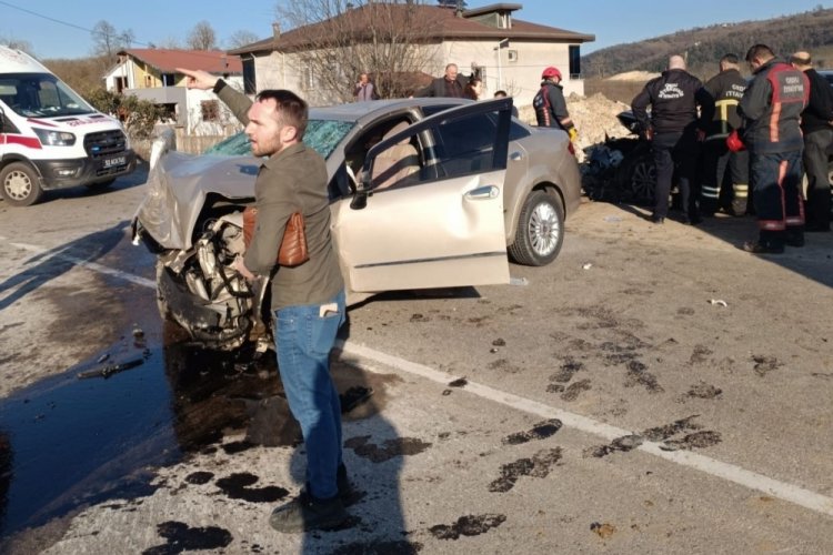 Ordu'da iki otomobil kafa kafaya &ccedil;arpıştı: 2 &ouml;l&uuml;, 2 yaralı