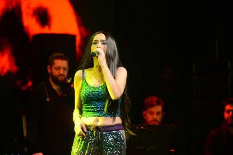 Yıldız Tilbe'ye Bursa'da sevgi seli