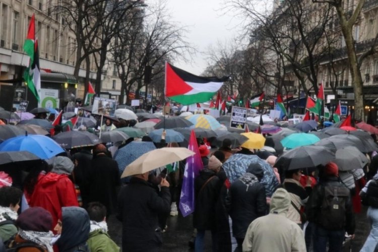 Parisliler yağmura rağmen Gazze i&ccedil;in y&uuml;r&uuml;d&uuml;
