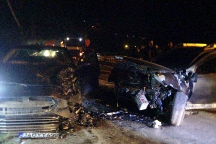 Adana'da otomobiller kafa kafaya &ccedil;arpıştı: 2 yaralı