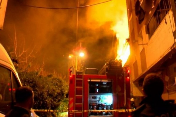 İstanbul'da binanın &ccedil;atı katında &ccedil;ıkan yangın 2 binaya sı&ccedil;radı