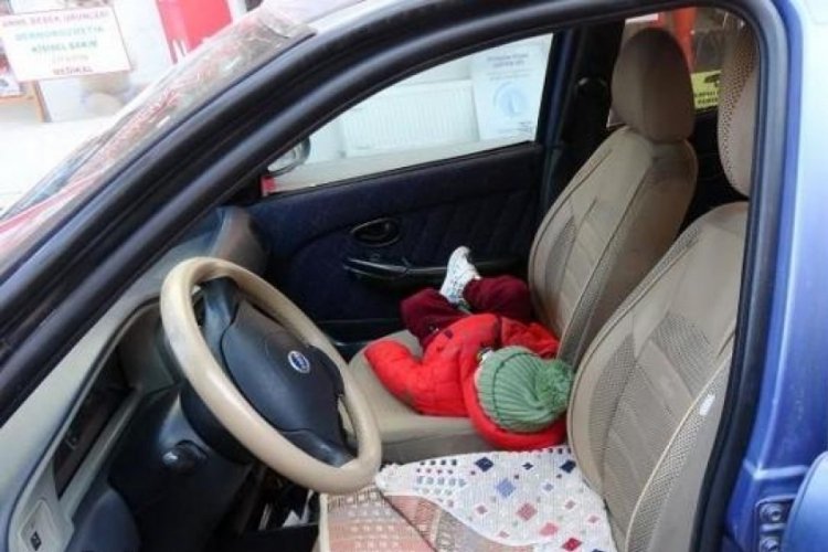 Erzurum'da arızalanan ara&ccedil;ta mahsur kalan bebeği itfaiye kurtardı